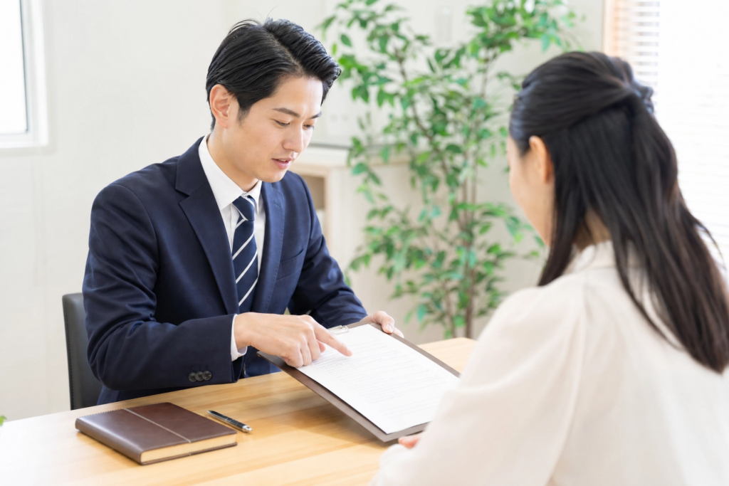 書類を指差しながら説明する税理士と相談者
